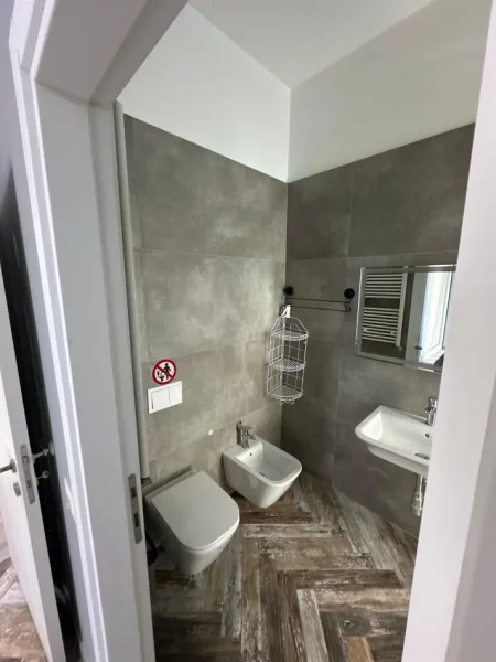 Tirane, jepet me qera apartament 2+1+Ballkon Kati 5, 120 m² 1.200 € (Square21)