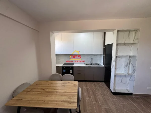 Shqiperi, jepet me qera apartament 2+1+Ballkon Kati 2, 90 m² 250 € (Rruga Petrona Haliti, Vlorë.)