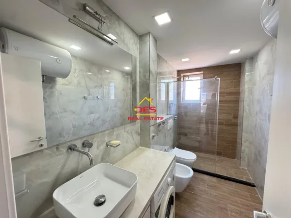 Shqiperi, jepet me qera apartament 2+1+Ballkon Kati 2, 90 m² 250 € (Rruga Petrona Haliti, Vlorë.)
