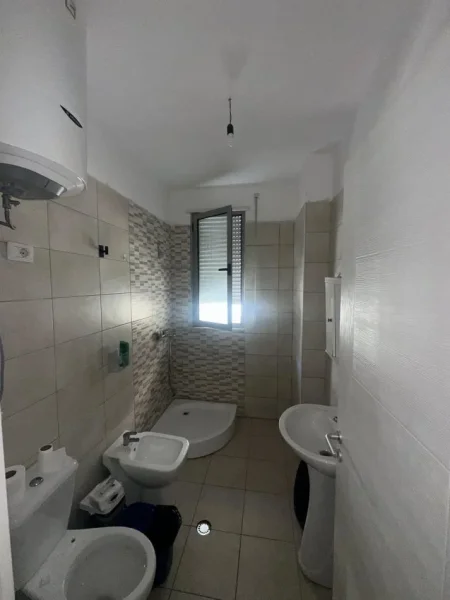 Durres, jepet me qera 1+1+Ballkon , 300 € (Jepet Apartament me Qera • 1+1+Ballkon • Mobiluar • Kati 2 me ashensor pallat i ri me adminsitrim • Jepet per afatgjate Hotel Antalya , Plazh • 300€ __________________________________ PER M...