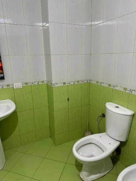 Tirane, jepet me qera apartament 1+1+Ballkon Kati 5, 60 m² 400 € (Rruga Jordan Misja , prane lavazhit 007 ,sa kalon kompleksin Marga)