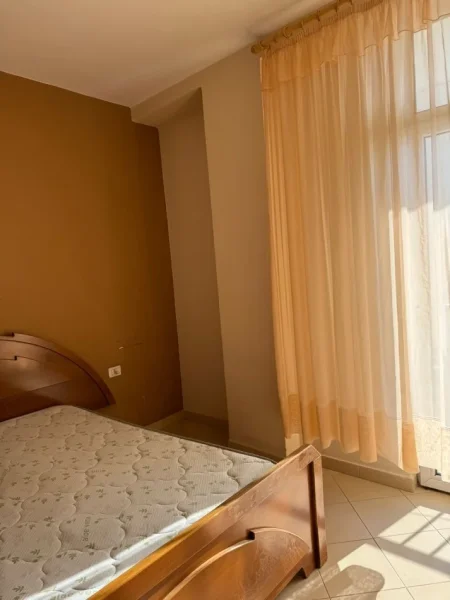 Tirane, jepet me qera apartament 1+1+Ballkon Kati 5, 60 m² 400 € (Rruga Jordan Misja , prane lavazhit 007 ,sa kalon kompleksin Marga)