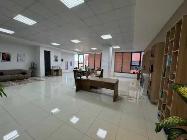 Tirane, jepet me qera zyre Kati 2, 120 m² 600 € (Kamez)