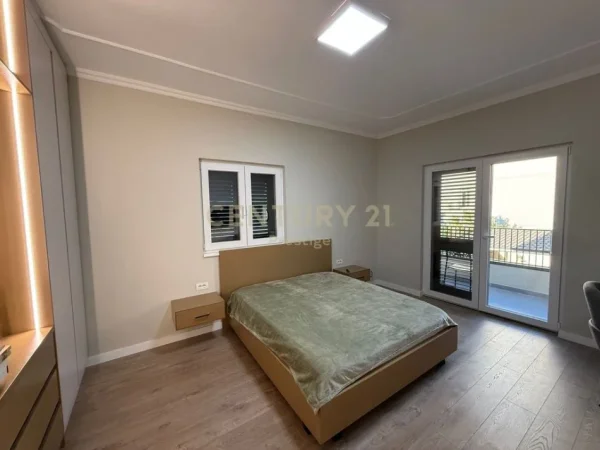 Tirane, jepet me qera apartament 2+1 Kati 2, 100 m² 1.100 € (Prane ambasdas Amerikan)