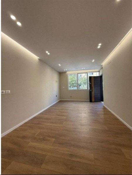 Tirane, jepet me qera zyre Kati 0, 45 m² 650 € (RRUGA E ELBASANIT)