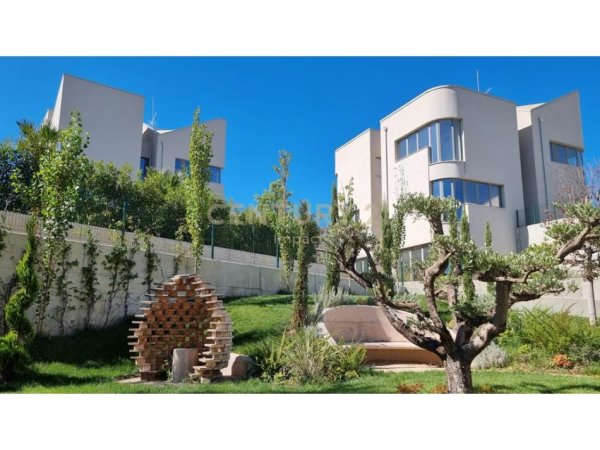 Tirane, shitet Vile 1 Katshe Kati 1, 783 m² 3.150.000 € (Liqeni i thate)