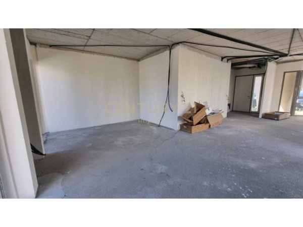 Tirane, shitet Vile 1 Katshe Kati 1, 783 m² 3.150.000 € (Liqeni i thate)