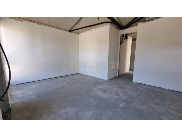 Tirane, shitet Vile 1 Katshe Kati 1, 783 m² 3.150.000 € (Liqeni i thate)