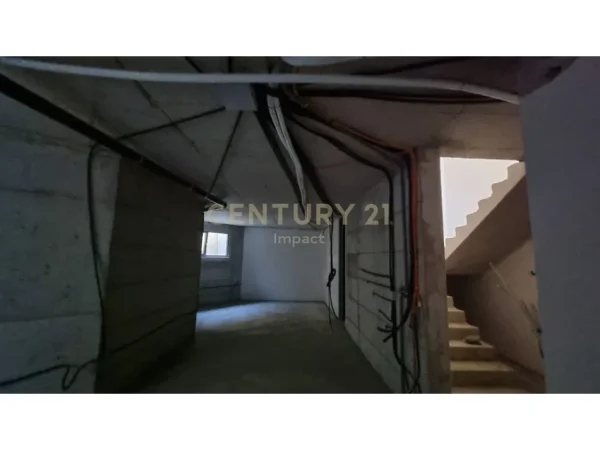 Tirane, shitet Vile 1 Katshe Kati 1, 783 m² 3.150.000 € (Liqeni i thate)