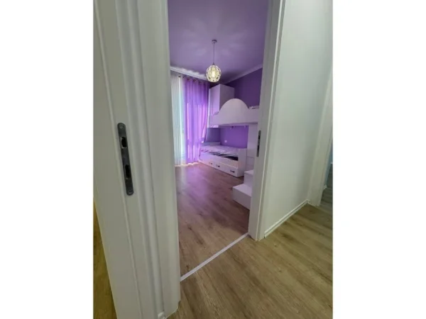 Tirane, jepet me qera apartament 2+1+Ballkon Kati 4, 1.200 m² 1.200 € (Myslym Shyri)