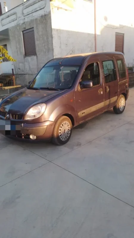 Lushnje, shes makine Shitet Renault Kango Nafte, blu e errët manuale Kondicioner 2.000 €