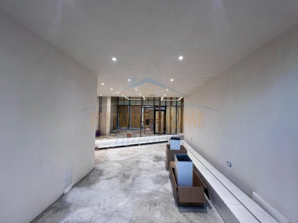 Tirane, shitet ambjent biznesi Kati 0, 130 m² (Porcelan)