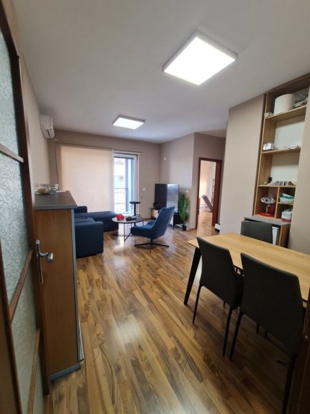 Tirane, jepet me qera zyre Kati 3, 150 m² 1.500 € (21 DHJETORI)