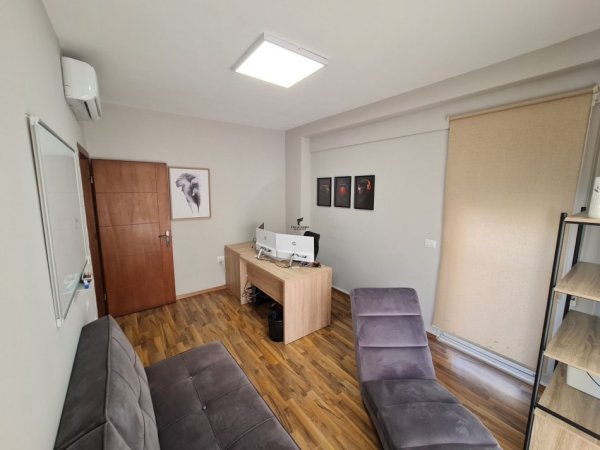 Tirane, jepet me qera zyre Kati 3, 150 m² 1.500 € (21 DHJETORI)