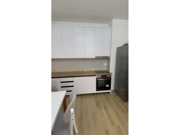 Tirane, jepet me qera apartament 1+1+Ballkon Kati 8, 69 m² 559 € (Rruga Jordan Misja)