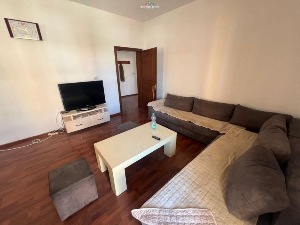 Tirane, jepet me qera Vile 2+1 Kati 2, 120 m² 500 € (rruga 5 maji)