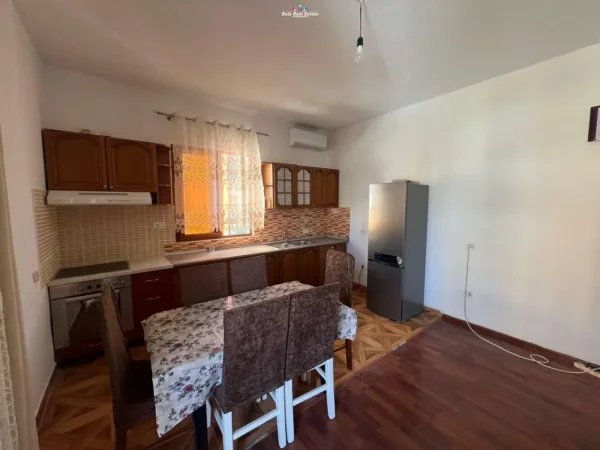 Tirane, jepet me qera Vile 2+1 Kati 2, 120 m² 500 € (rruga 5 maji)
