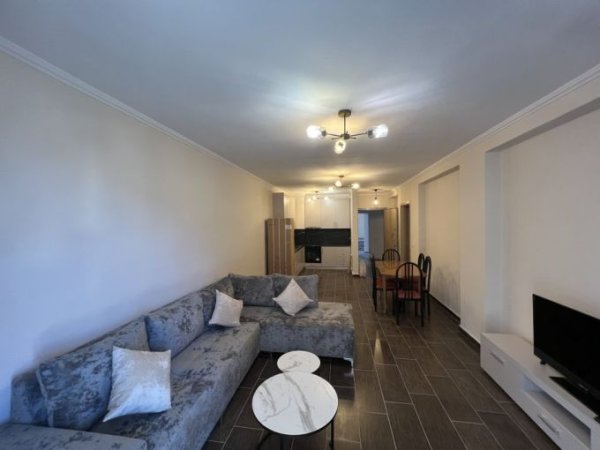Tirane, jepet me qera apartament 2+1+Ballkon Kati 4, 118 m² 450 € (Ne Yzberisht, Tek Pallatet Cabej)