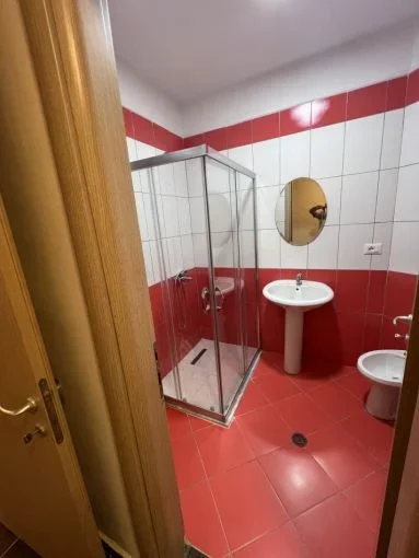 Tirane, jepet me qera apartament 2+1+Ballkon Kati 4, 118 m² 450 € (Ne Yzberisht, Tek Pallatet Cabej)