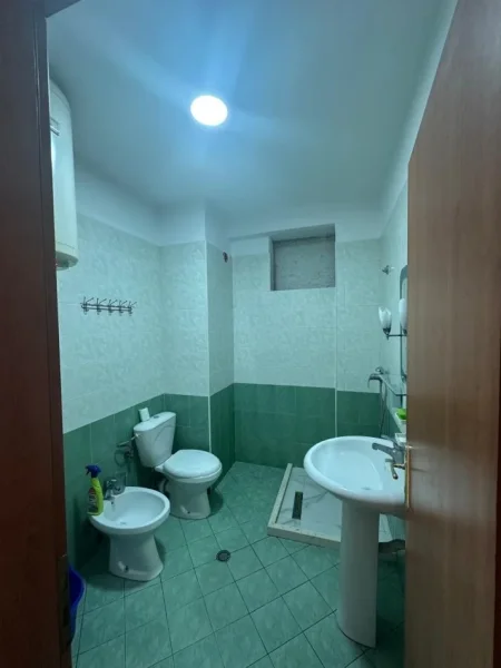 Tirane, jepet me qera apartament 2+1 Kati 5, 450 € (Perball Grand Gallery)
