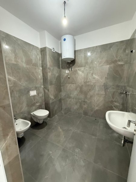 Tirane, jepet me qera zyre Kati 9, 83 m² 500 € (farmacia 10 ) Tirane