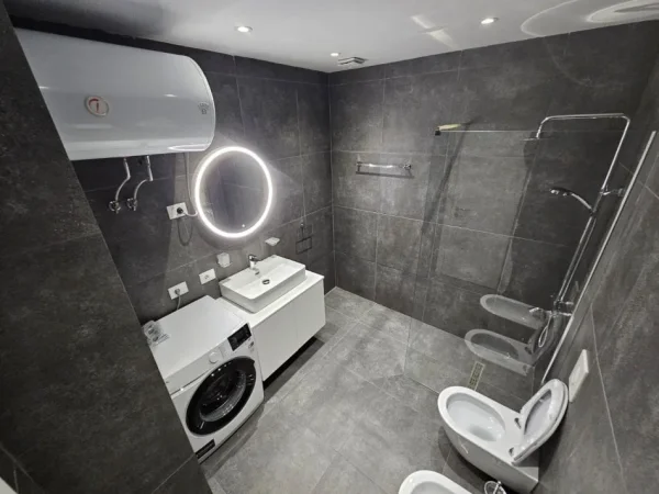 Tirane, jepet me qera apartament 2+1+Aneks+Ballkon Kati 5, 130 m² 1.000 € (Rruga Him Kolli)