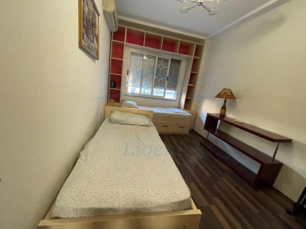 Tirane, jepet me qera apartament 2+1+Ballkon Kati 2, 125 m² 900 € (Shkolla e Baletit)
