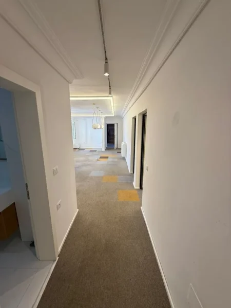 Tirane, jepet me qera 3+1 , 130 m² 2.000 € (Rruga e Durrësit)