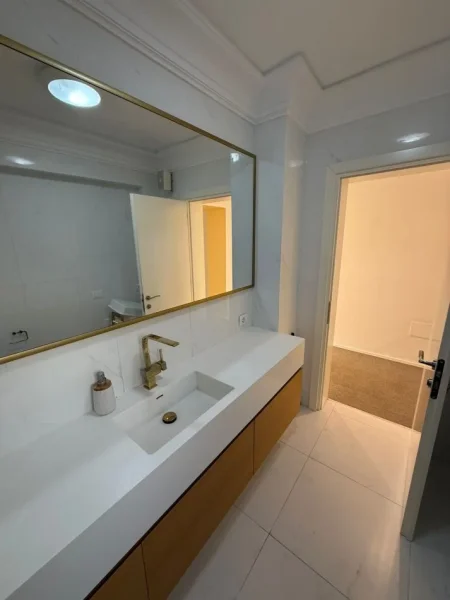 Tirane, jepet me qera 3+1 , 130 m² 2.000 € (Rruga e Durrësit)