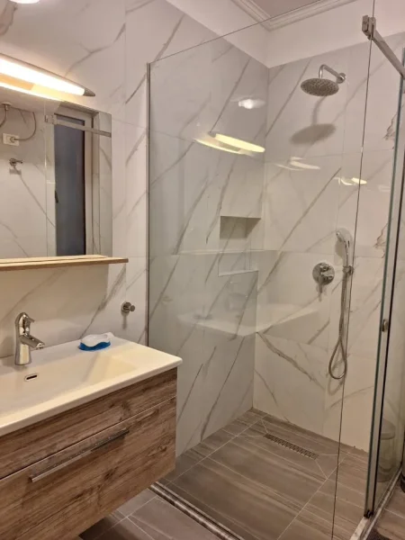 Tirane, jepet me qera 2+1 Kati 5, 100 m² 900 € (blloku)