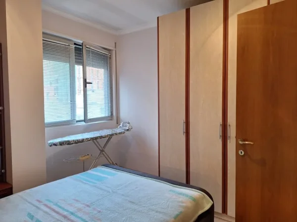 Tirane, jepet me qera 2+1 Kati 5, 100 m² 900 € (blloku)