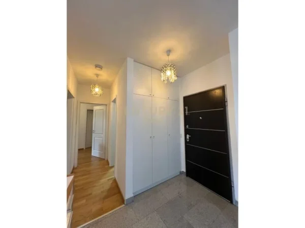Tirane, jepet me qera apartament 2+1+Ballkon Kati 2, 132 m² 800 € (Rruga Ibrahim Shalqizi)