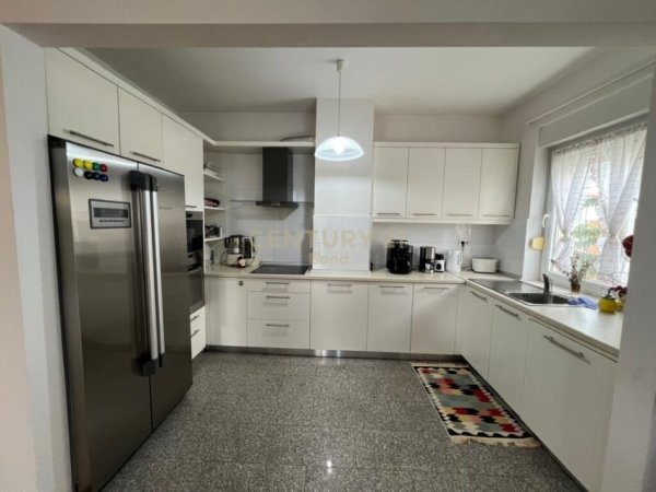 Tirane, jepet me qera apartament 2+1+Ballkon Kati 2, 132 m² 800 € (Rruga Ibrahim Shalqizi)