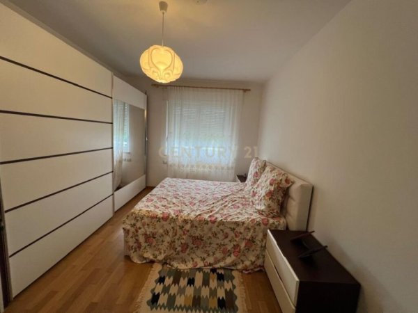Tirane, jepet me qera apartament 2+1+Ballkon Kati 2, 132 m² 800 € (Rruga Ibrahim Shalqizi)
