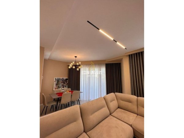 Tirane, jepet me qera apartament 2+1+Parking, Kati 2, 117 m² 800 € (RiverSide Residence, pranë rrugës Teodor Keko)