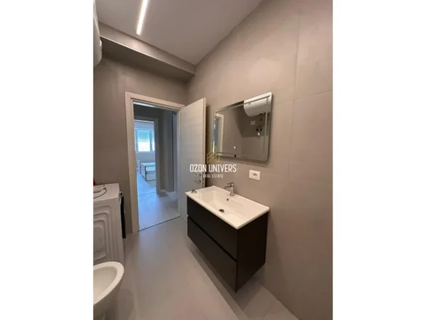 Tirane, jepet me qera apartament 2+1+Parking, Kati 2, 117 m² 800 € (RiverSide Residence, pranë rrugës Teodor Keko)