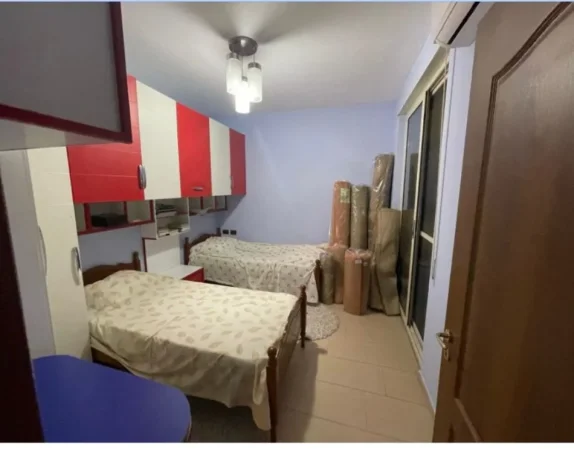 Tirane, jepet me qera apartament 3+1 Kati 5, 120 m² 700 € (ali demi)