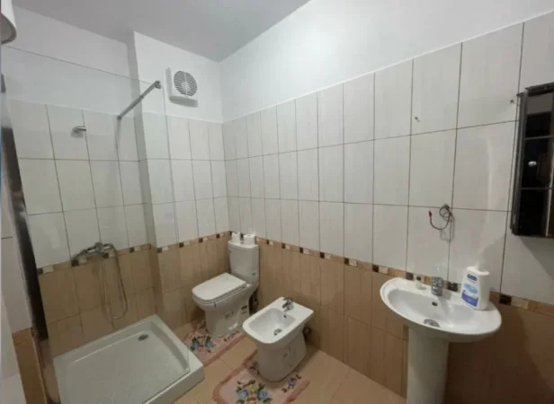 Tirane, jepet me qera apartament 3+1 Kati 5, 120 m² 700 € (ali demi)