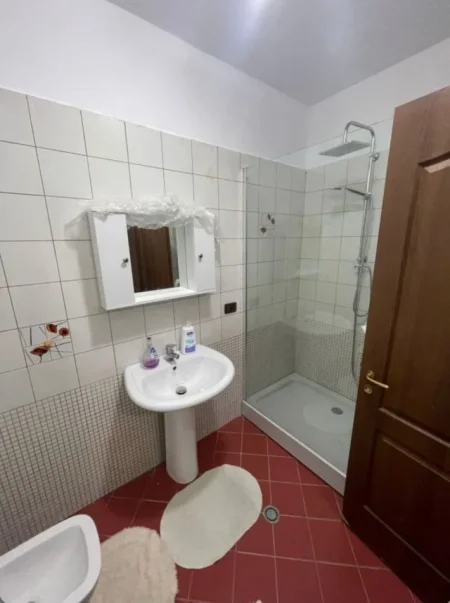 Tirane, jepet me qera apartament 3+1 Kati 5, 120 m² 700 € (ali demi)