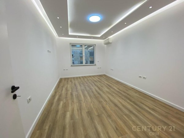 Tirane, jepet me qera ambjent biznesi Kati 3, 104 m² 850 € (Kafe Flora)