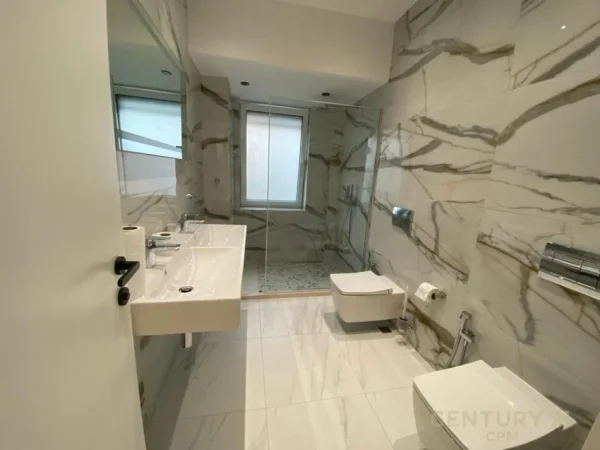 Tirane, jepet me qera ambjent biznesi Kati 3, 104 m² 850 € (Kafe Flora)