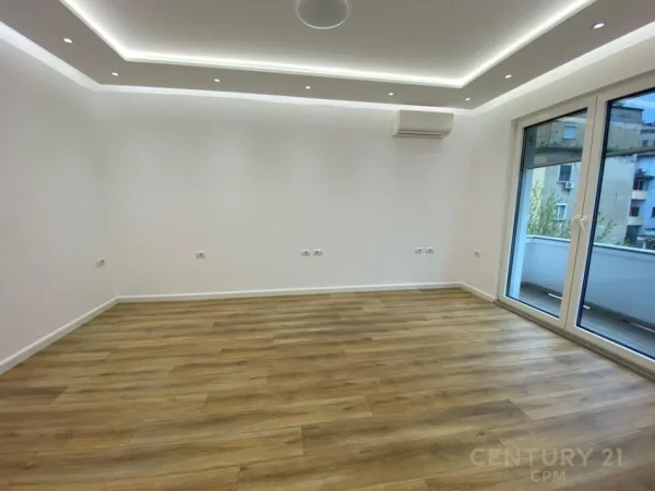 Tirane, jepet me qera ambjent biznesi Kati 3, 104 m² 850 € (Kafe Flora)
