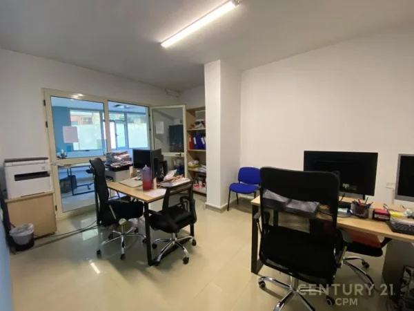 Tirane, jepet me qera ambjent biznesi Kati 3, 306 m² 3.000 € (Qender Tirane)