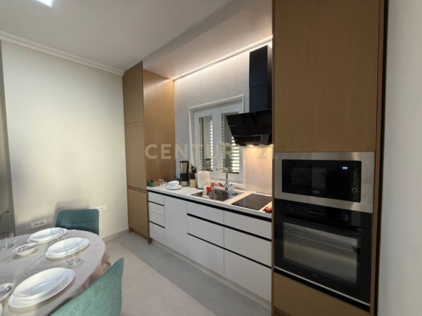 Tirane, jepet me qera apartament 2+1+Aneks+Ballkon Kati 3, 100 m² 1.100 € (Prane Ambasades Amerikane)
