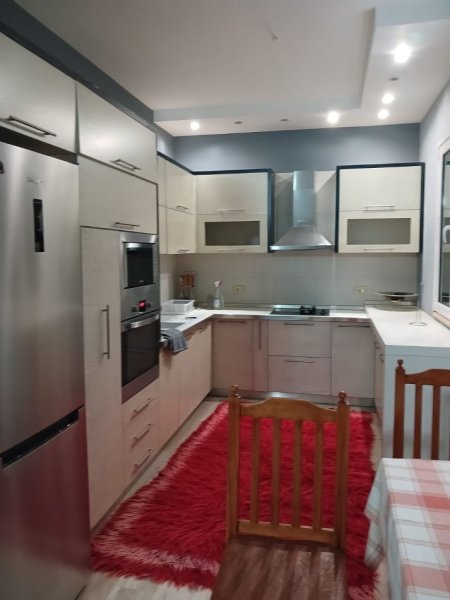 Tirane, jepet me qera shtepi 2+1+Ballkon Kati 3, 90 m² 300 € 