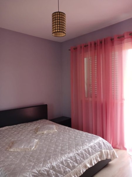 Tirane, jepet me qera shtepi 2+1+Ballkon Kati 3, 90 m² 300 € 