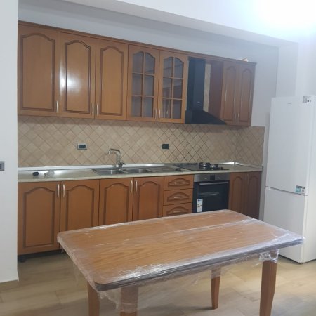 Tirane, jepet me qera Vile 1+1+Ballkon Kati 2, 90 m² 410 € (rruga gjon mili)