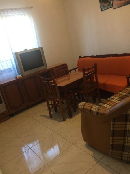 Tirane, jepet me qera Vile 1+1+Ballkon Kati 0, 45 m² 360 € (rruga gjon mili)