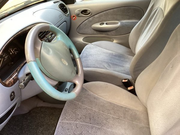 Fier, shitet makine Ford Fiesta Benzin, e kuqe automatik Kondicioner 120.000 km 1.100 €