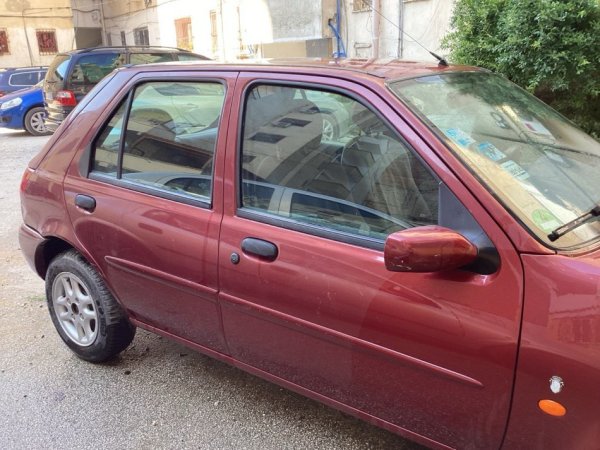 Fier, shitet makine Ford Fiesta Benzin, e kuqe automatik Kondicioner 120.000 km 1.100 €